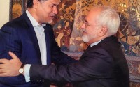 اسطوره فوتبال ایران در آغوش وزیر امور خارجه